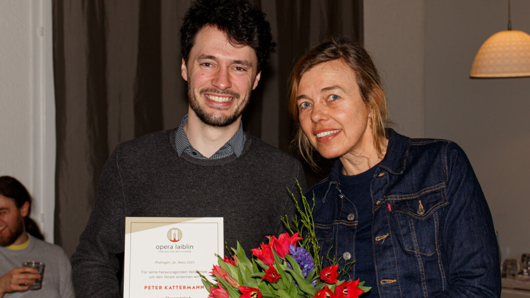 Foto von der Überreichung der Ehrungsurkunde von Constanze Barocka an Peter Kattermann